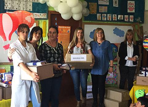 Entrega de libros donados para escuelas rurales de Uruguay